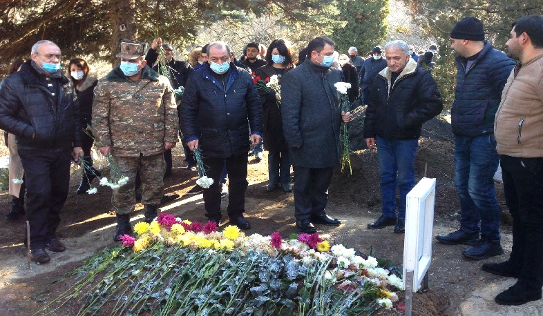 Տավուշի մարզպետ Հայկ Չոբանյանը հարգանքի տուրք է մատուցել Արցախի պատերազմի նահատակների հիշատակին