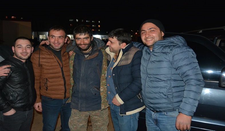 Ավելի քան 70 օր անհայտության մեջ գտնվող ժամկետային 6 զինծառայողները քիչ առաջ վերադարձան հայրենիք. լուսանկարներ, տեսանյութ