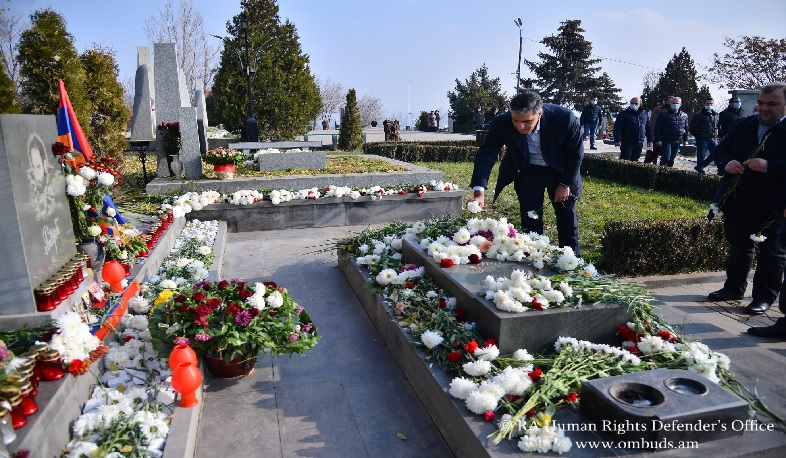 Арман Татоян почтил память жертв арцахской войны