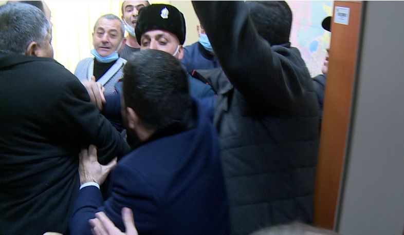 Միջադեպ Երևանի ավագանու ԲՀԿ-ական անդամների ու քաղաքապետարանի աշխատակցի միջև