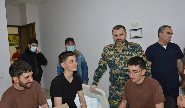 Директор ГСЧС Арцаха посетил 6 военнослужащих, найденных через 70 дней