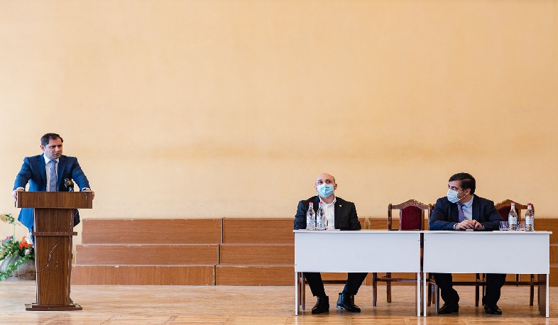 Սուրեն Պապիկյանը Լոռու մարզպետարանի աշխատակազմին է ներկայացրել նորանշանակ մարզպետին