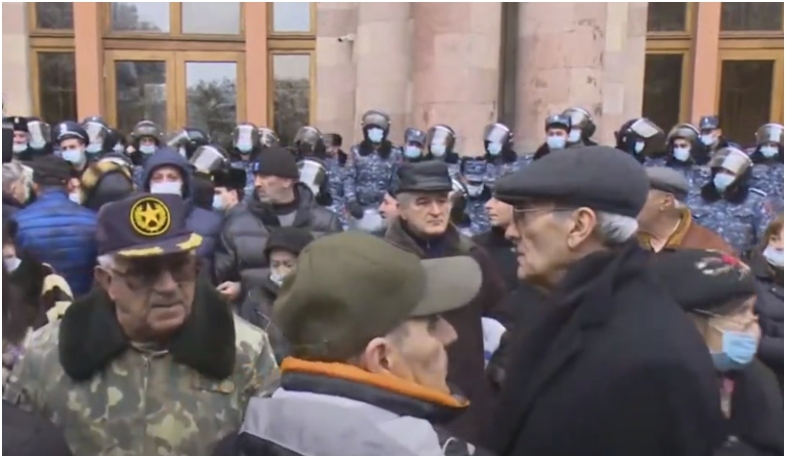 Վարչապետի հրաժարականը պահանջող ցուցարարները չեն կարողացել շրջափակել կառավարության շենքը