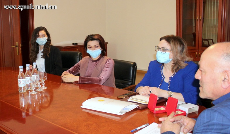 Սյունիքի մարզպետը գերազանցության մեդալներ է հանձնել 2019-20 ուստարվա շրջանավարտներին