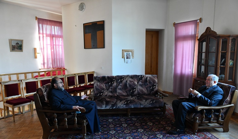 Գյումրիում նախագահը հանդիպել է Շիրակի թեմի առաջնորդի հետ