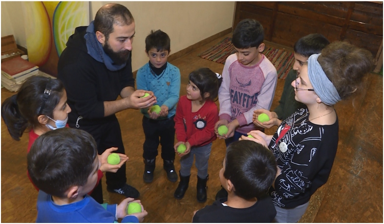 Լիբանանահայ կամավորն արցախցի փոքրիկների համար կրկեսային դասեր է անցկացնում