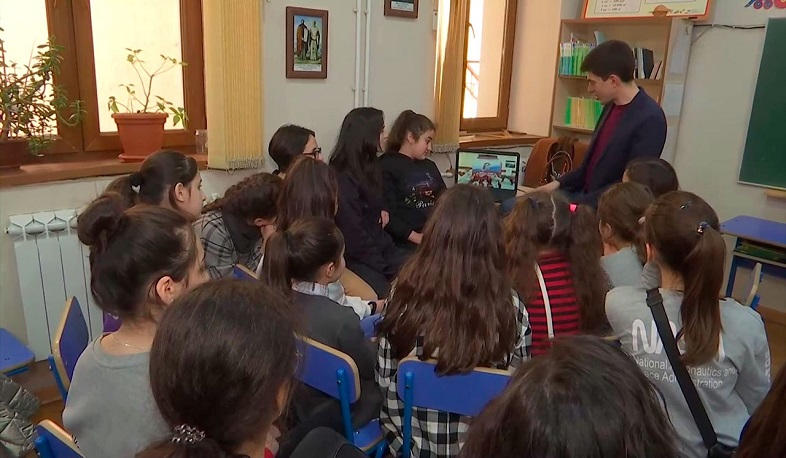В одной из школ Степанакерта миротворцы провели акцию «Юнармия – детям Карабаха»