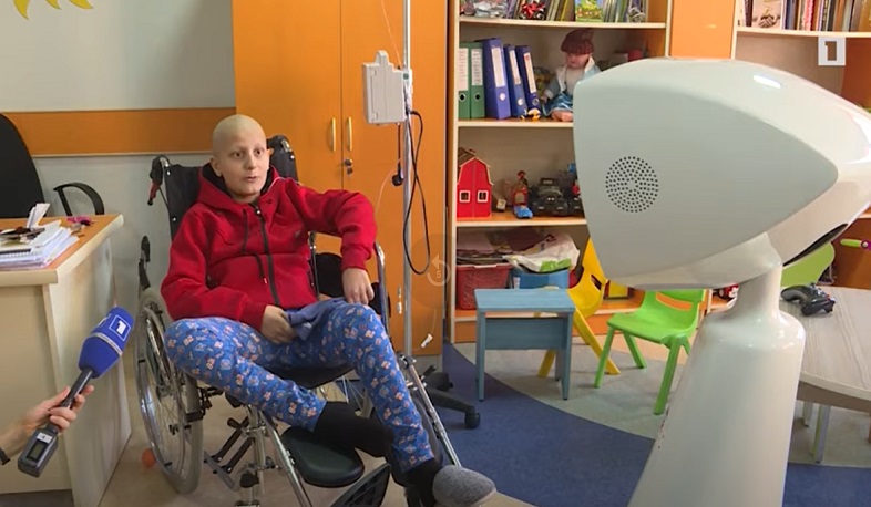 Մանկական արյունաբանականում բուժվող երեխաների ընկեր ռոբոտ Ռոբինը