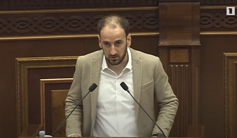 Ցուցարարները ձվերով հարվածել են պատգամավորներին. ծեծկռտուք՝ ցուցարարների և Սիսակ Գաբրիելյանի միջև