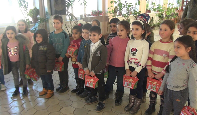 Российские миротворцы вручили новогодние подарки ученикам двух школ в Степанакерте