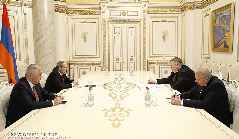 Никол Пашинян принял российскую делегацию во главе с Алексеем Оверчуком