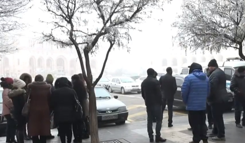 Անհետ կորած զինծառայողների հարազատները ակցիա են իրականացնում Կառավարության շենքի մոտ