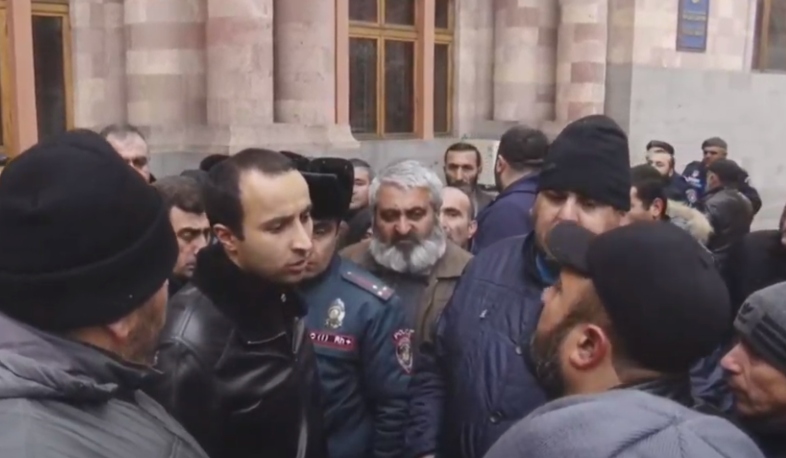 Վարչապետի օգնականը հանդիպեց ակցիա իրականացնող անհետ կորած զինծառայողների հարազատների հետ