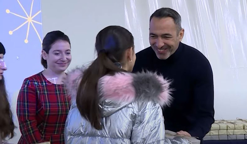 Յուրի Ջորկայեֆի ընտանիքը նվերներ է բերել Արցախից բռնի տեղահանված երեխաներին