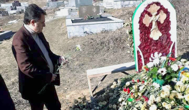 Տավուշի մարզպետը հարգանքի տուրք է մատուցել Արցախյան պատերազմում զոհված հերոսների հիշատակին