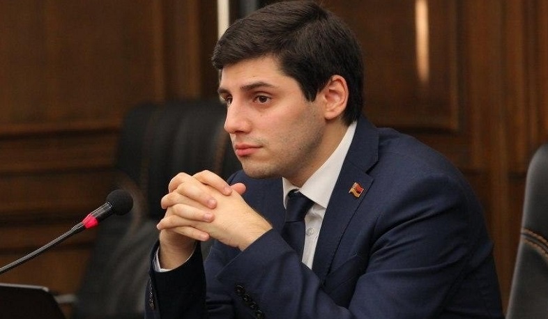 Մանդա՞տ դնել, թե՞ դուրս գալ խմբակցությունից. Սուրեն Գրիգորյանի գրառումը