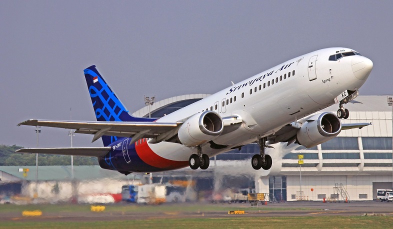 Пропавший с радаров в Индонезии пассажирский самолет упал в воду