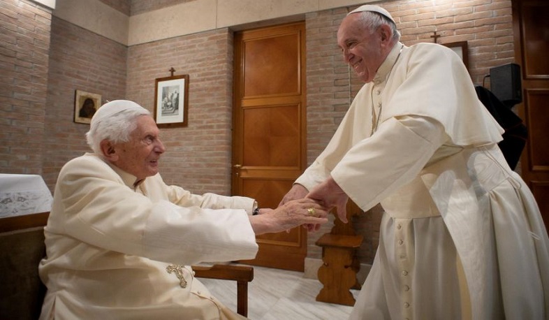 Папа Римский Франциск и почетный Папа Бенедикт XVI привились от коронавируса