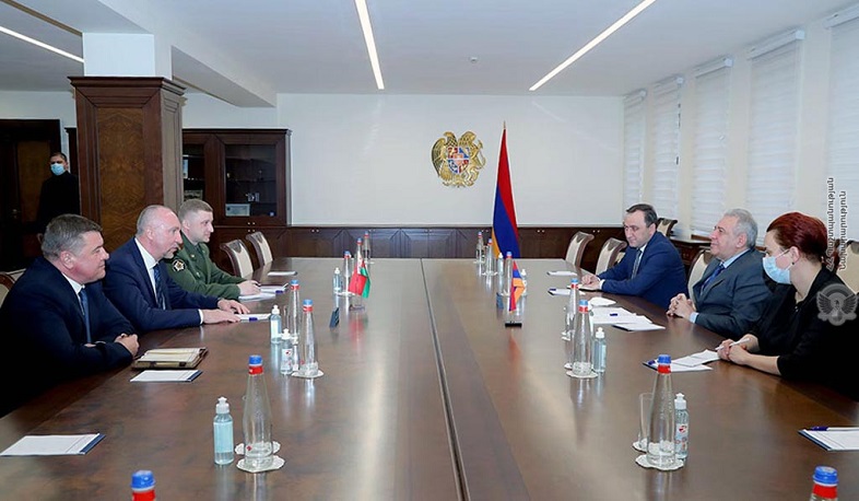 Вагаршак Арутюнян обсудил армяно-белорусское сотрудничество в сфере обороны с послом Беларуси