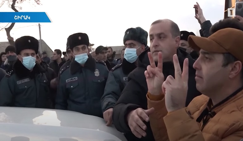 «Բոմժեր էին, որոնց փող էր բաժանված». Վազգեն Մանուկյանը՝ ճանապարհը փակած քաղաքացիների մասին