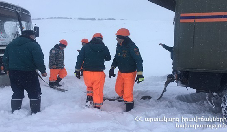 Փրկարարներն արգելափակումից դուրս են բերել 15 ավտոմեքենա, 6 քաղաքացու օգնություն ցուցաբերել