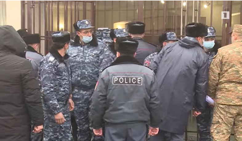 Գտնվել է ՊՆ-ի դարպասները կոտրած տղամարդու տղայի դին