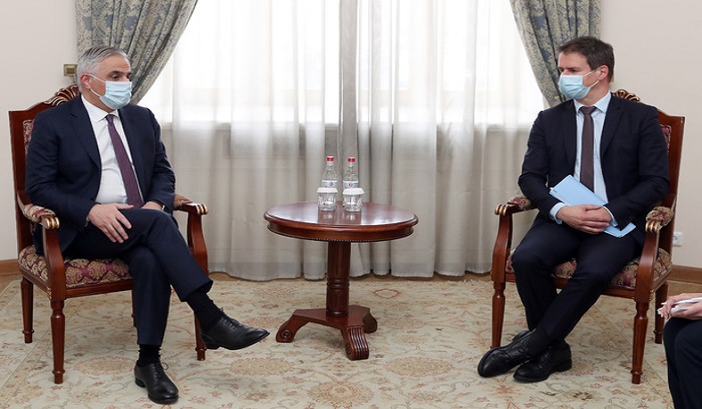 Мгер Григорян и посол Франции обсудили ситуацию в Арцахе