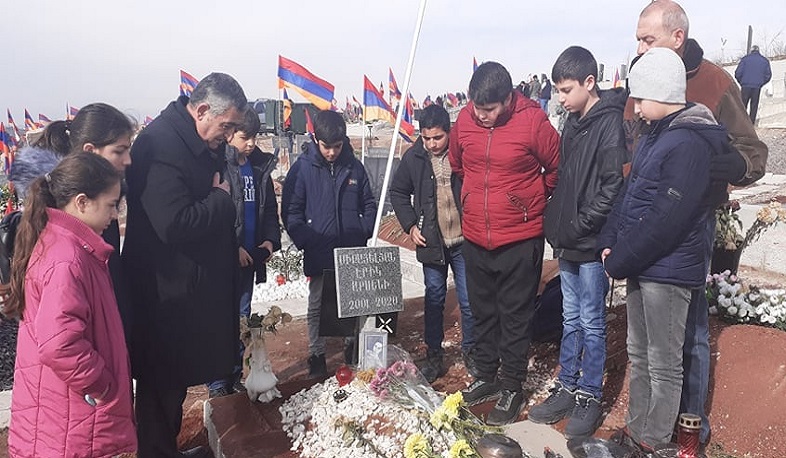 Ոստիկանության վետերաններն ու դպրոցականներն այցելել են Եռաբլուր