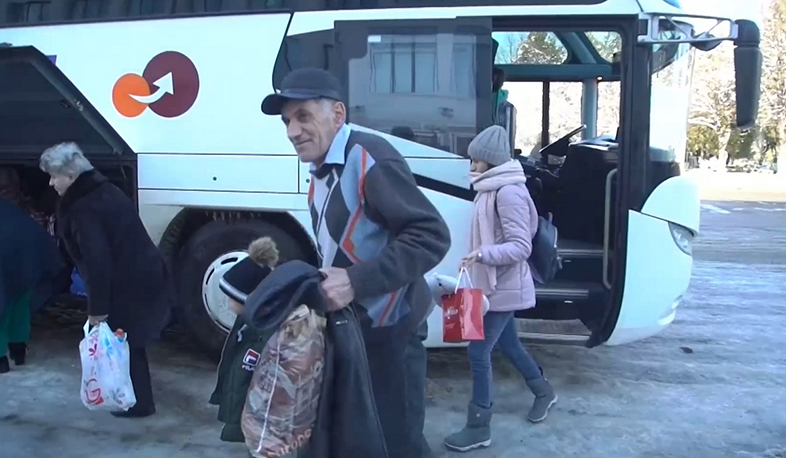 При сопровождении российских миротворцев за сутки в места прежнего проживания в Нагорном Карабахе вернулись 87 человек