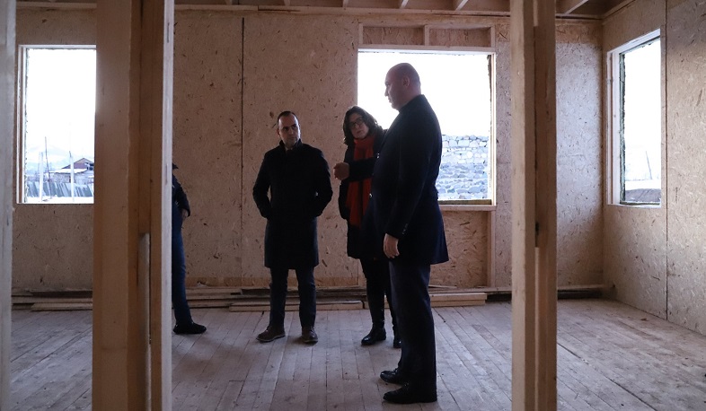 Զարեհ Սինանյանն Արցախի քաղաքաշինության նախարարի հետ այցելել է արագ կառուցվող փայտե բնակարաններ