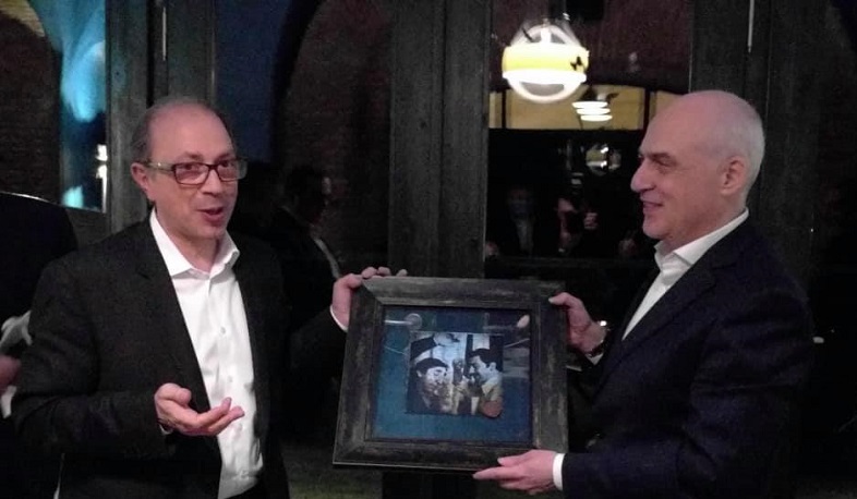 Այվազյանը Զալկալիանիին է փոխանցել «Միմինո» ֆիլմի սիրված դրվագներից մեկն արտացոլող նկար