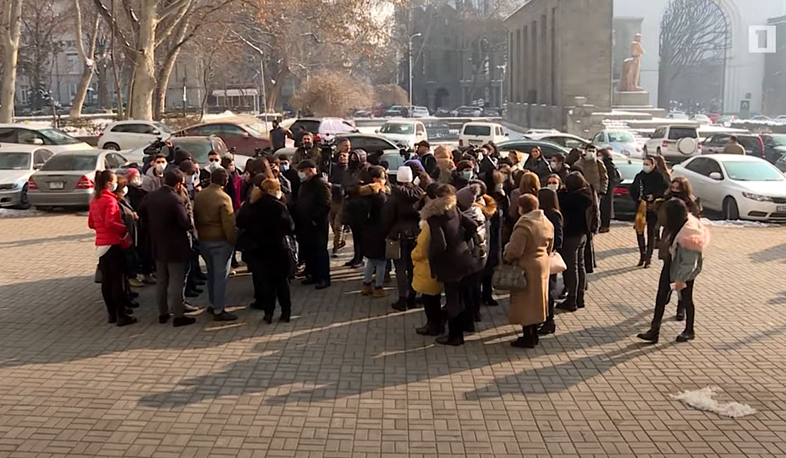 Աբովյանի 1-ին ավագ դպրոցի ուսուցիչները պահանջում են պաշտոնում թողնել իրենց տնօրենին