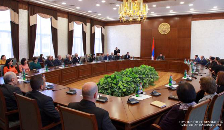 ԱՀ նախագահը հանդիպել է ԱՀ պետական նախարարի, ֆինանսների նախարարության աշխատակազմերի հետ