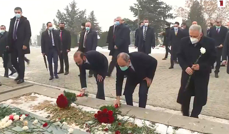 Վարչապետը Եռաբլուրում հարգանքի տուրք է մատուցում պատերազմում զոհվածների հիշատակին | ՈՒՂԻՂ