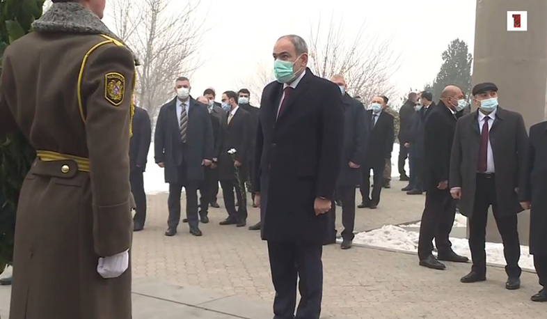 Նիկոլ Փաշինյանը Եռաբլուրում հարգանքի տուրք մատուցեց պատերազմում զոհվածների հիշատակին