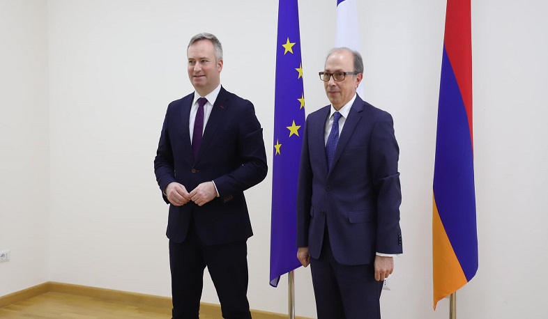 Стартовала встреча Ара Айвазяна и Жан-Батиста Лемуана