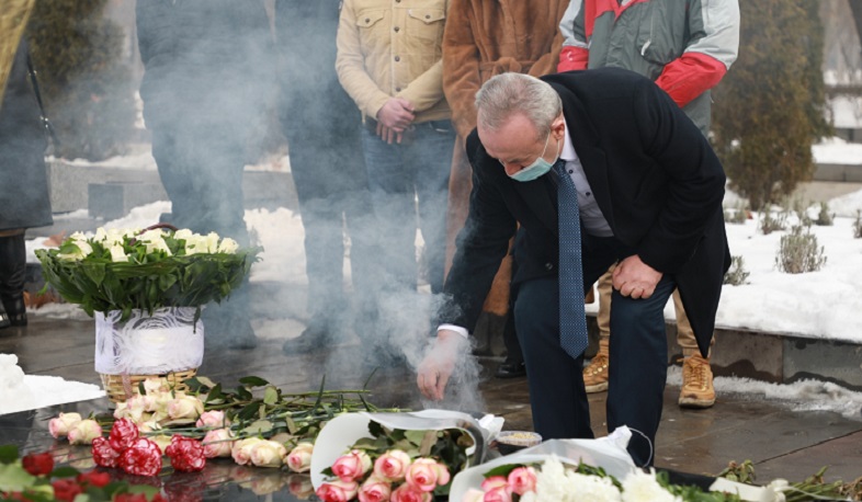 ԿԳՄՍ նախարարը հարգանքի տուրք է մատուցել Գեղամ Գրիգորյանի հիշատակին