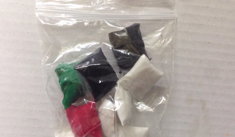 Երիտասարդը փողի դիմաց թմրանյութի փաթեթները տարբեր հասցեներում տեղադրելու հանձնարարություն է ստացել. ոստիկանություն