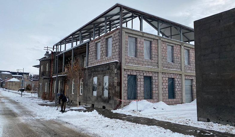 Ապօրինի շինարարություն Գյումրիի պատմական կենտրոնում. կառուցապատողը մեղադրում է քաղաքապետարանին