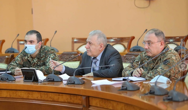 Պաշտպանության նախարարը հանդիպել է անհայտ կորած զինծառայողների ծնողների և հարազատների հետ