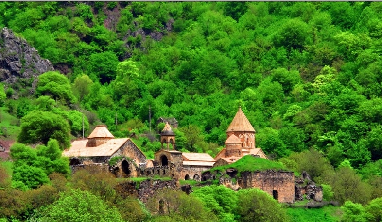 Դադիվանքի մուտքը՝ նախապես ներկայացված ցուցակով