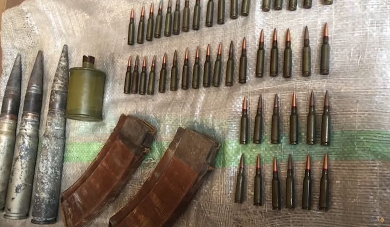 Քաղաքացիները ոստիկանության բաժիններում ինքնաձիգներ, հրացաններ, նռնակներ և զինամթերք են հանձնել