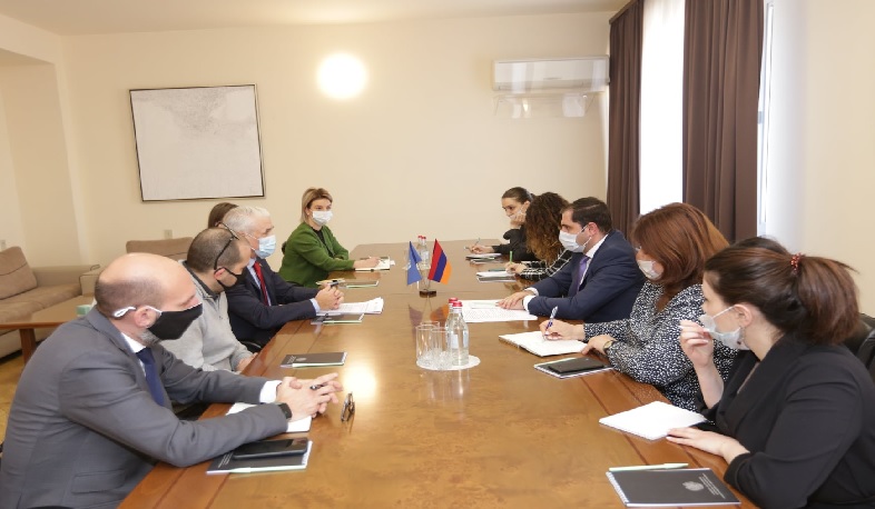 Сурен Папикян отметил важность проблем переселенных граждан: встреча с Шомби Шарпом