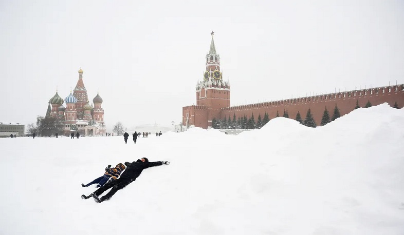 В Москве уже два дня сильнейший снегопад: фотографии