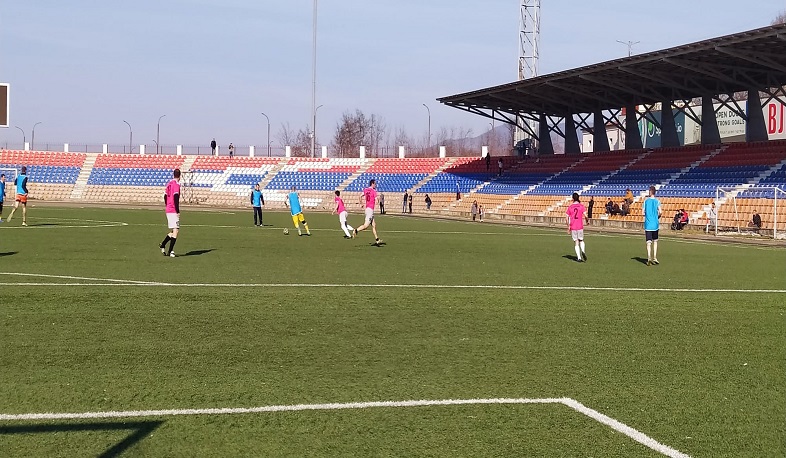 Арцахские футболисты провели товарищеский матч с российскими миротворцами