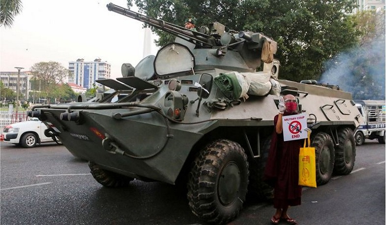 Переворот в Мьянме: на улицах бронетехника, в стране отключен интернет