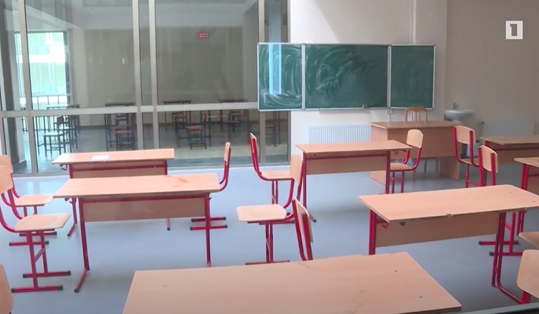 Այս պահին վերակառուցվում կամ վերականգնվում է վթարային 13 դպրոց