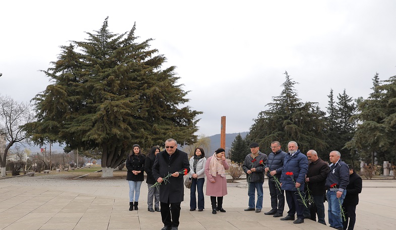 ԱՀ ԱԺ նախագահը և պատգամավորները հարգանքի տուրք են մատուցել Արթուր Մկրտչյանի հիշատակին