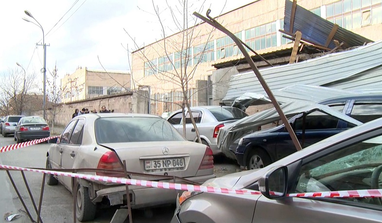 Ուժեղ քամիները Երևանում ավերածություններ են առաջացրել