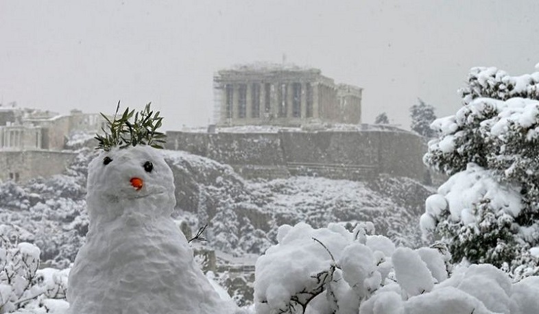 Афинский Акрополь засыпало снегом: фотографии
